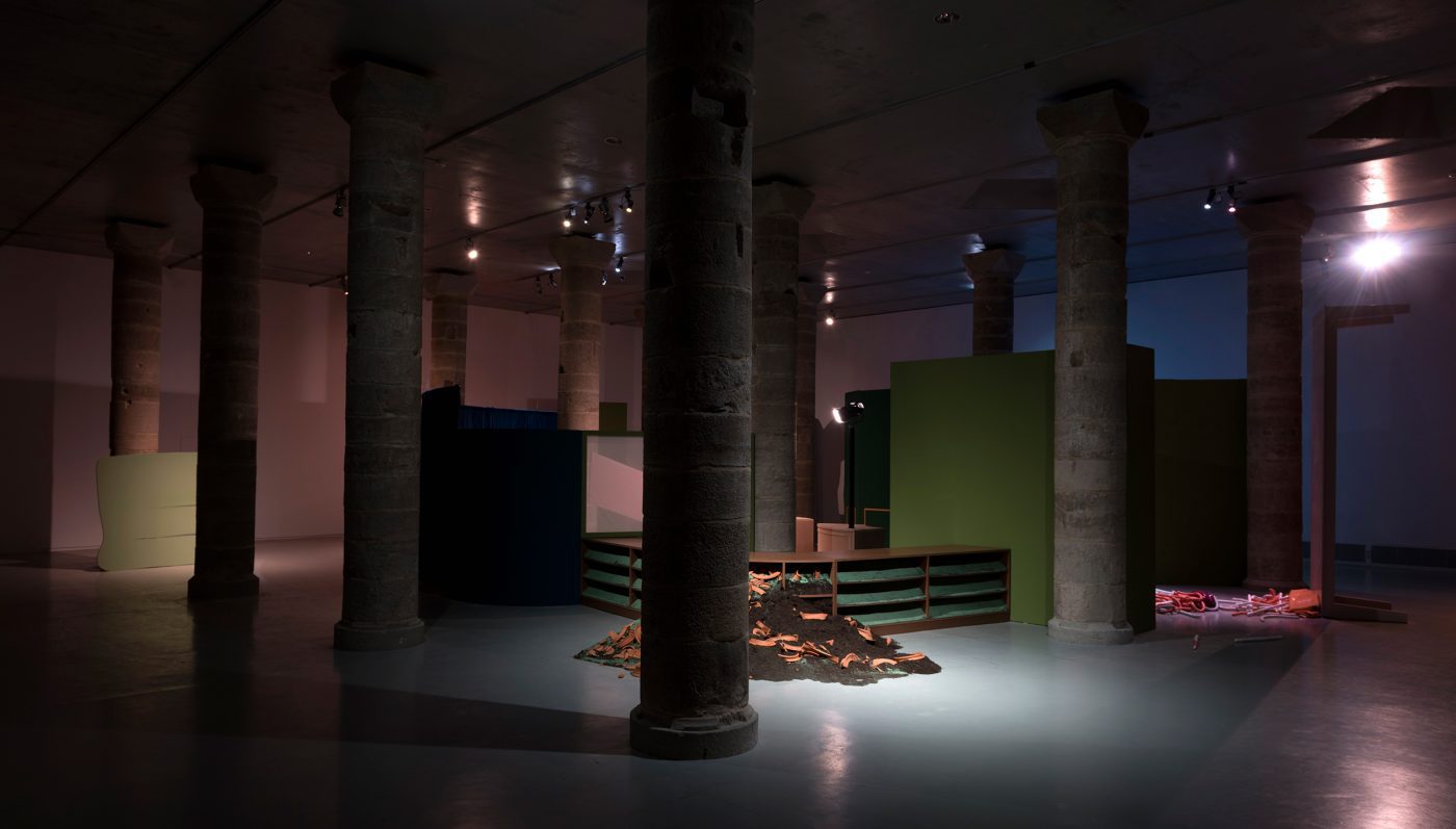 Guillermo Mora - El_escritorio_circular_Guillermo_Mora_Teresa_Solar_La_Panera_2016_004