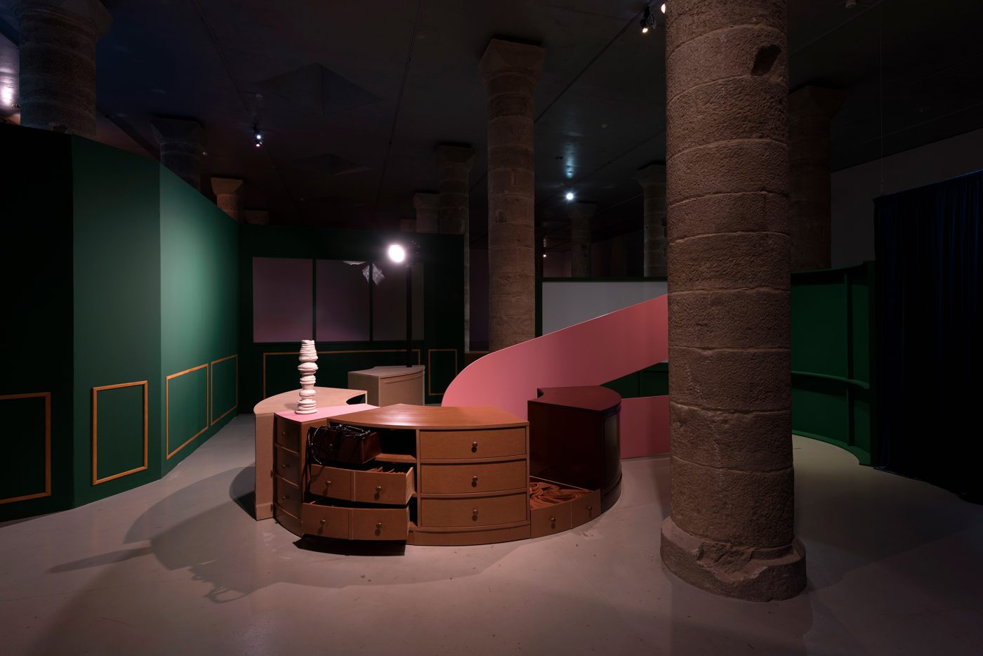 Guillermo Mora - El_escritorio_circular_Guillermo_Mora_Teresa_Solar_La_Panera_2016_021