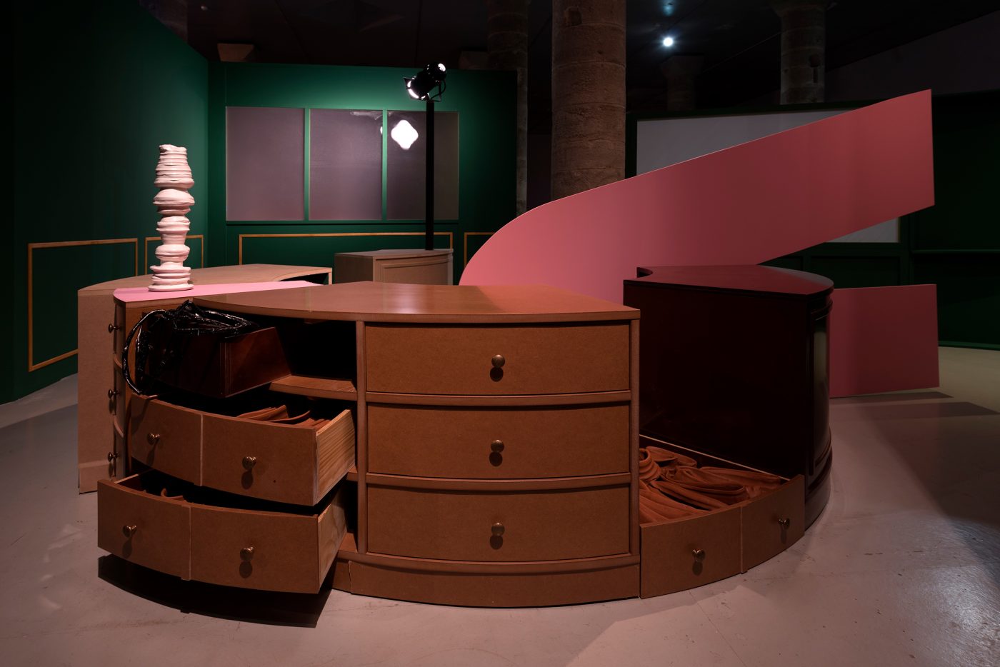 Guillermo Mora - El_escritorio_circular_Guillermo_Mora_Teresa_Solar_La_Panera_2016_025