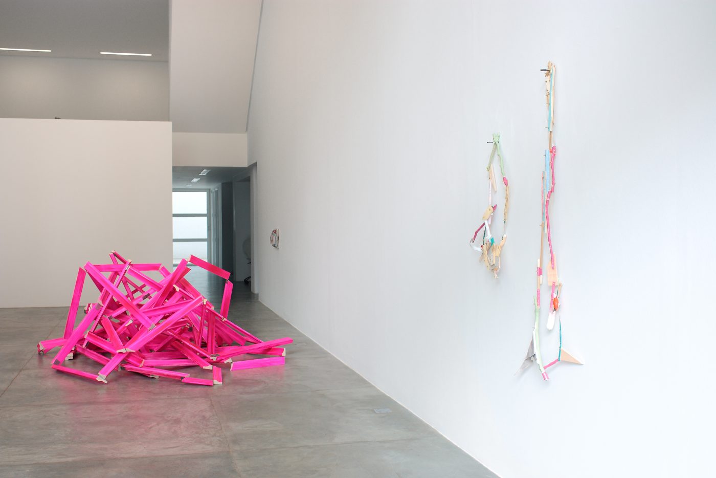 Guillermo Mora - GUILLERMO_MORA_Viaje_largo_con_un_extrano_CasaTriangulo_2011_002