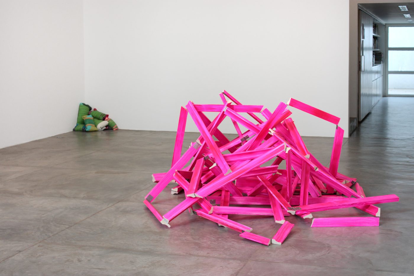 Guillermo Mora - GUILLERMO_MORA_Viaje_largo_con_un_extrano_CasaTriangulo_2011_003