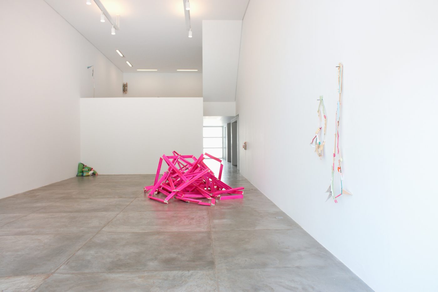 Guillermo Mora - GUILLERMO_MORA_Viaje_largo_con_un_extrano_CasaTriangulo_2011_004