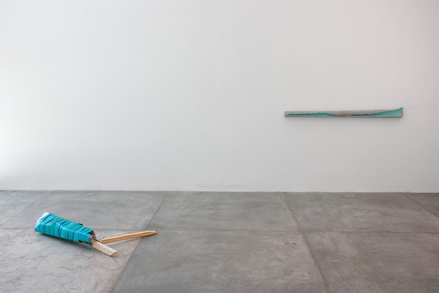 Guillermo Mora - GUILLERMO_MORA_Viaje_largo_con_un_extrano_CasaTriangulo_2011_005