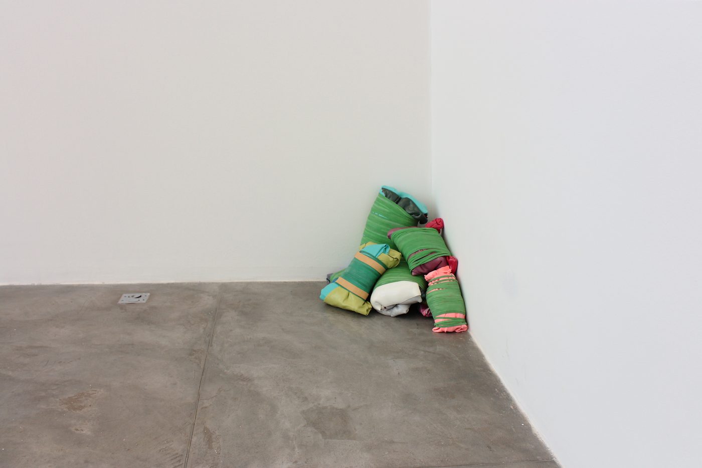 Guillermo Mora - GUILLERMO_MORA_Viaje_largo_con_un_extrano_CasaTriangulo_2011_008