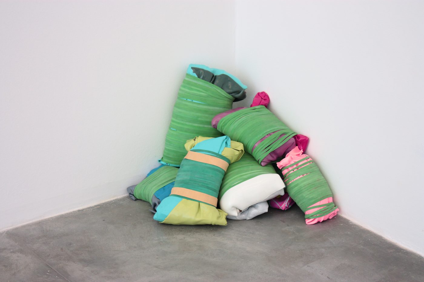 Guillermo Mora - GUILLERMO_MORA_Viaje_largo_con_un_extrano_CasaTriangulo_2011_009