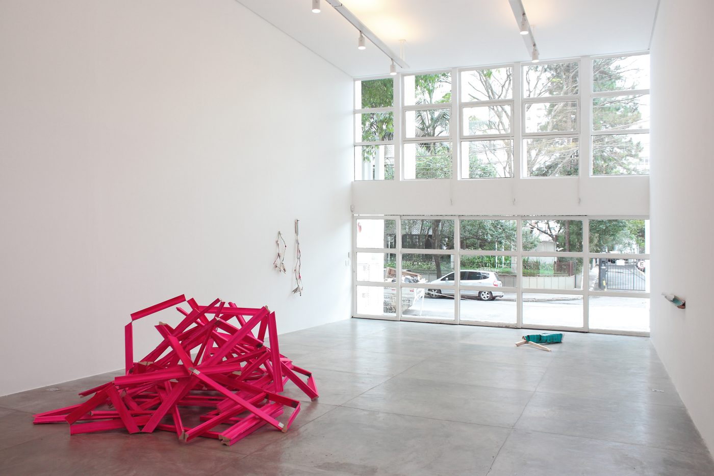 Guillermo Mora - GUILLERMO_MORA_Viaje_largo_con_un_extrano_CasaTriangulo_2011_014