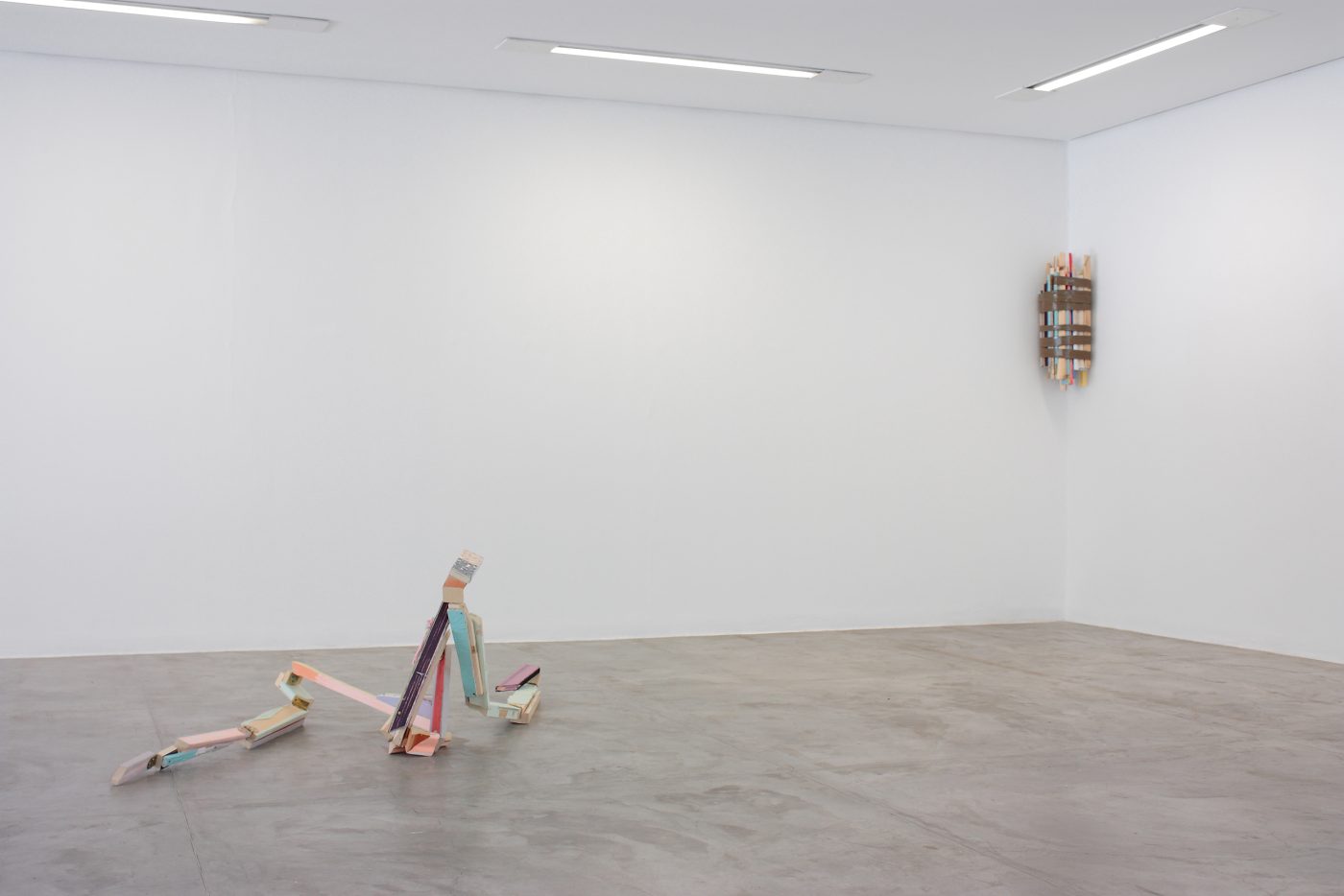 Guillermo Mora - GUILLERMO_MORA_Viaje_largo_con_un_extrano_CasaTriangulo_2011_016