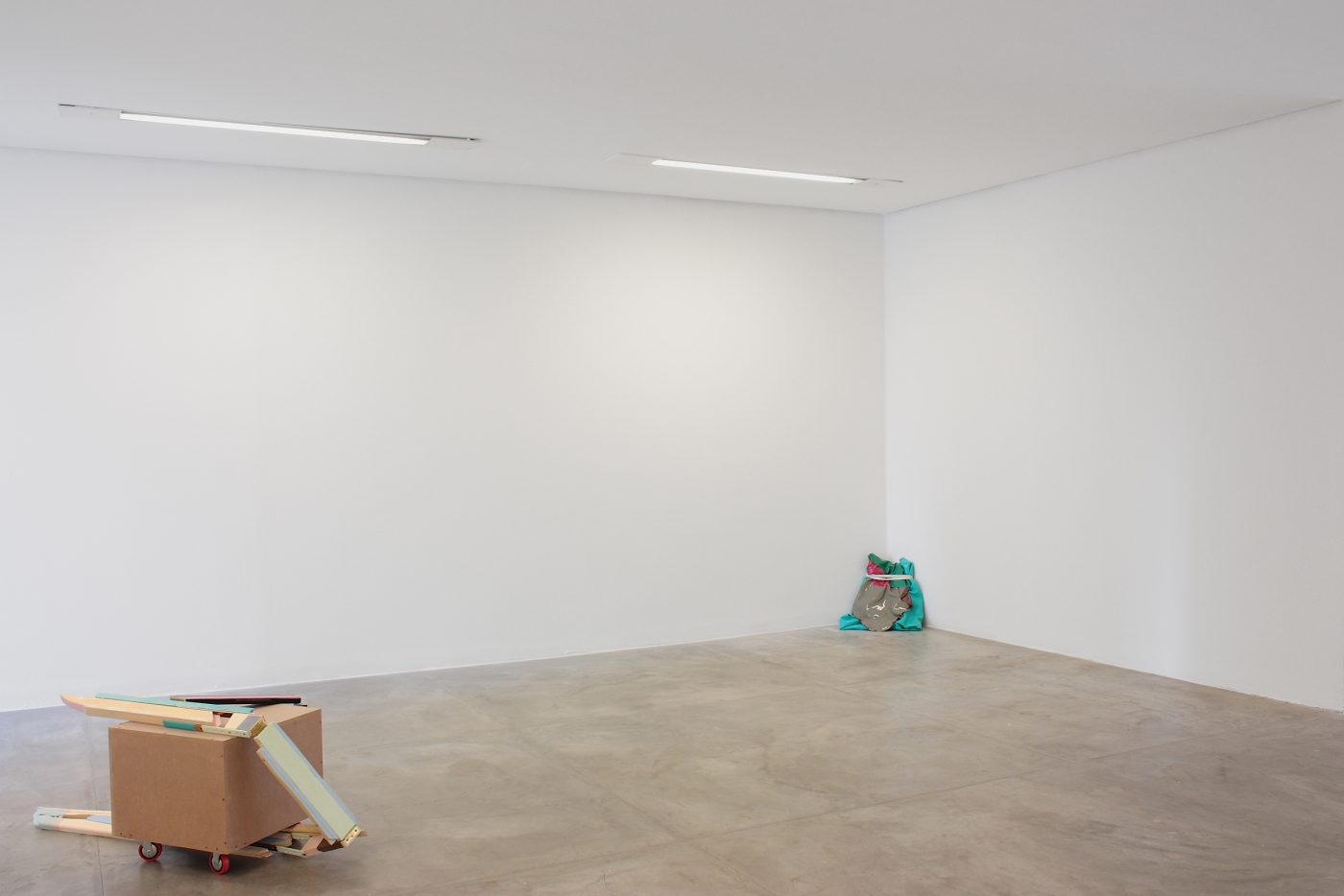 Guillermo Mora - GUILLERMO_MORA_Viaje_largo_con_un_extrano_CasaTriangulo_2011_021