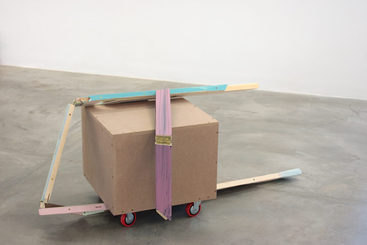 Guillermo Mora - GUILLERMO_MORA_Viaje_largo_con_un_extrano_CasaTriangulo_2011_022