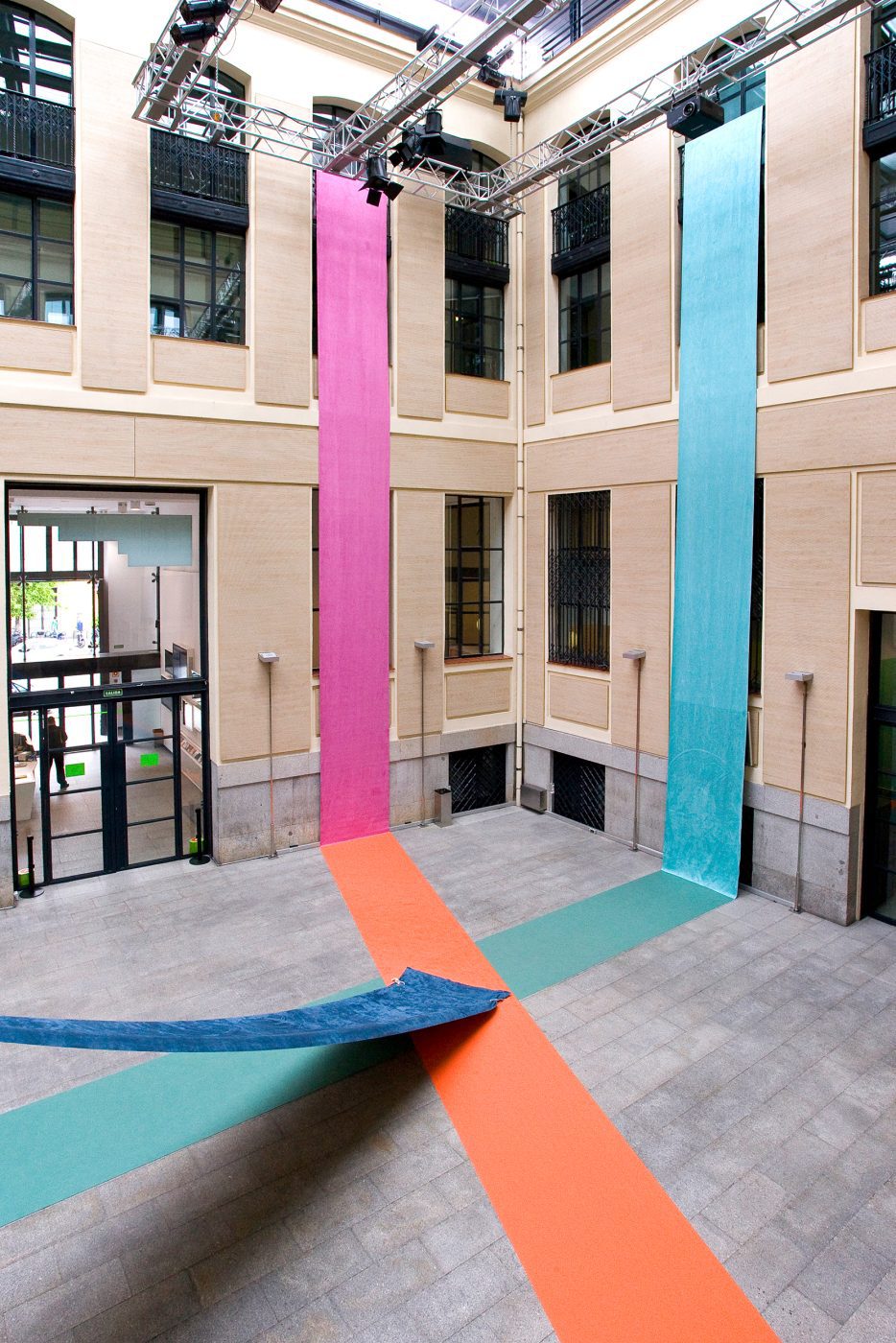 Guillermo Mora - No A Trio A