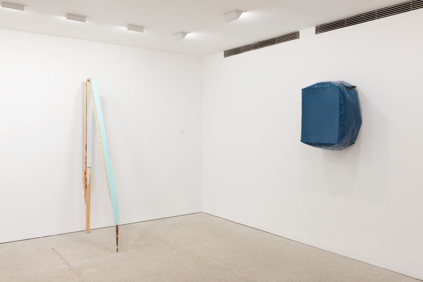 Guillermo Mora - SALA_DE_ESPERA_Angela_de_la_Cruz_Guillermo_Mora_Marlborough_2024_003