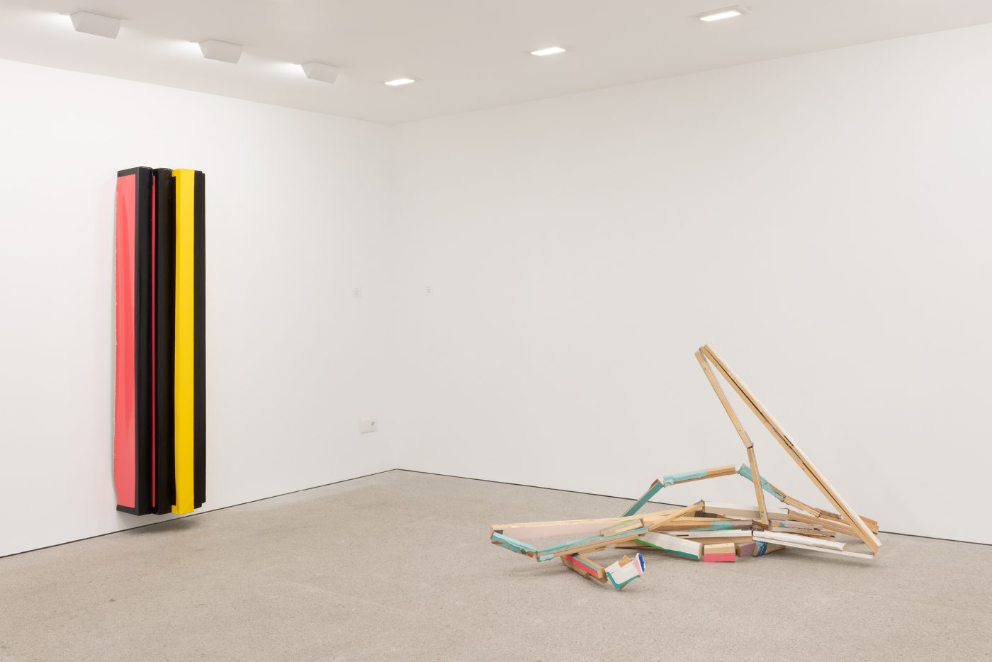 Guillermo Mora - SALA_DE_ESPERA_Angela_de_la_Cruz_Guillermo_Mora_Marlborough_2024_004