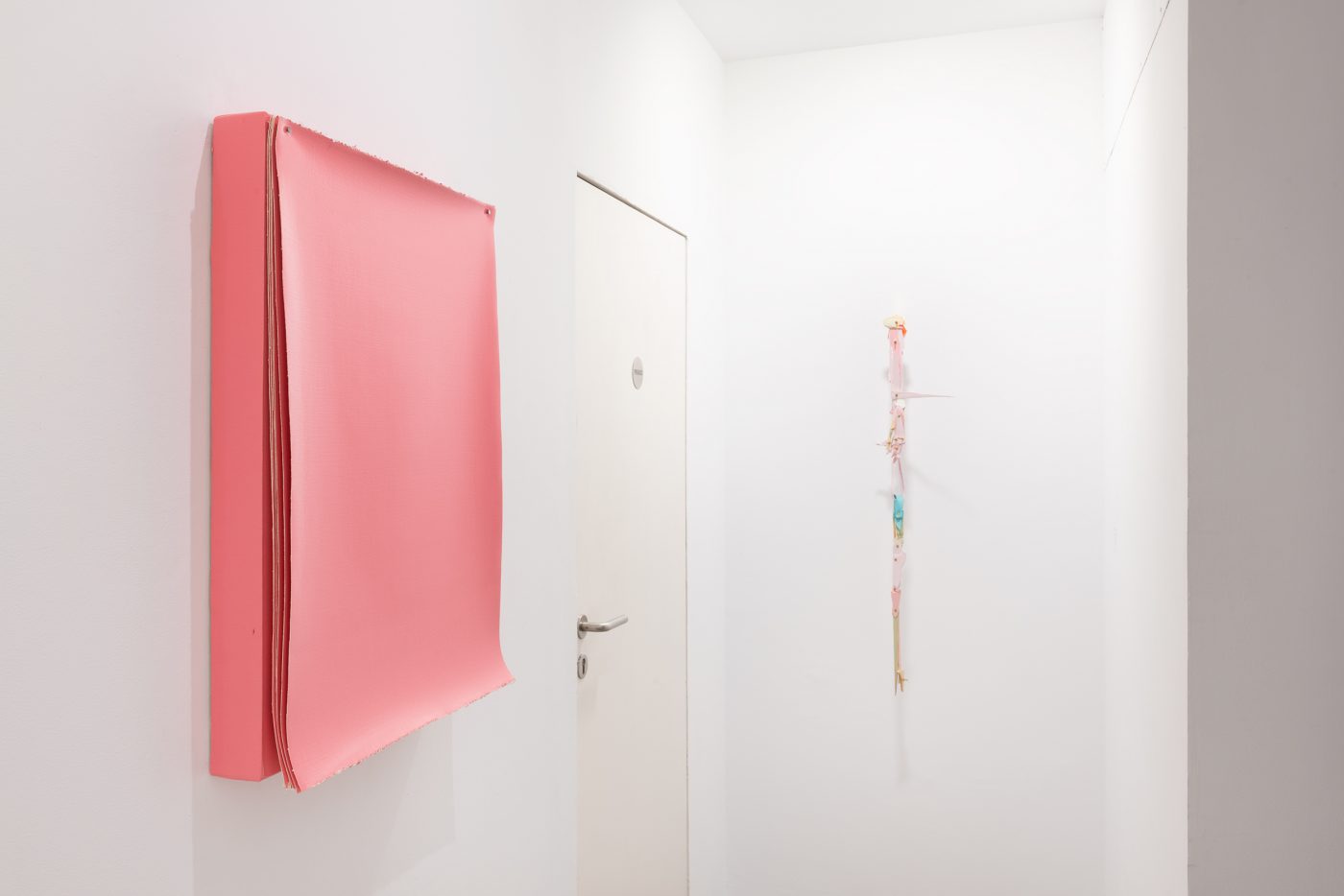 Guillermo Mora - SALA_DE_ESPERA_Angela_de_la_Cruz_Guillermo_Mora_Marlborough_2024_005